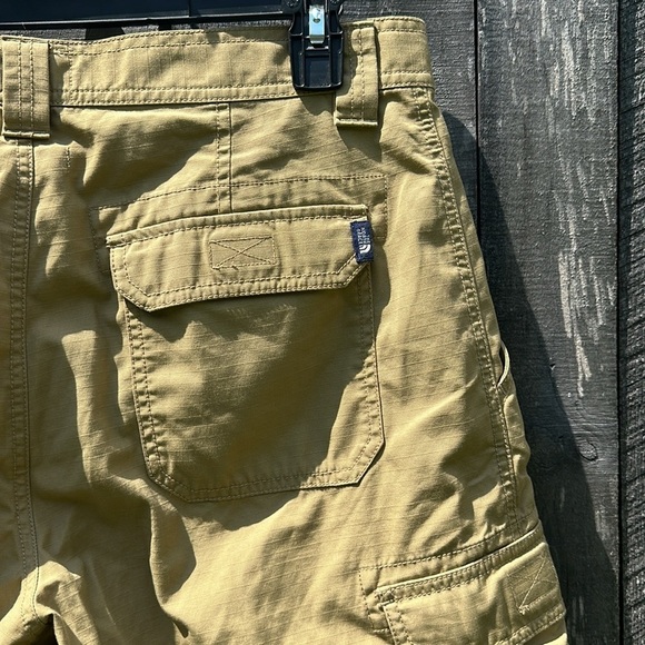 The North Face Shorts size 32 - Picture 7 of 8
